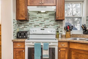 Fridge, microwave, oven, stovetop - Beautiful Get-a-way in the Heart of Sioux Falls (Sioux Falls)