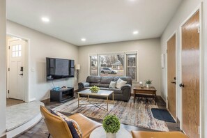 Living area - Beautiful Get-a-way in the Heart of Sioux Falls (Sioux Falls)