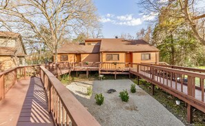 Terrace/patio - A&M Cabin-Pool Table Deck BBQ-10mins Kyle Field (Bryan)