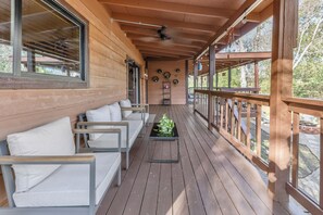 Terrace/patio - A&M Cabin-Pool Table Deck BBQ-10mins Kyle Field (Bryan)