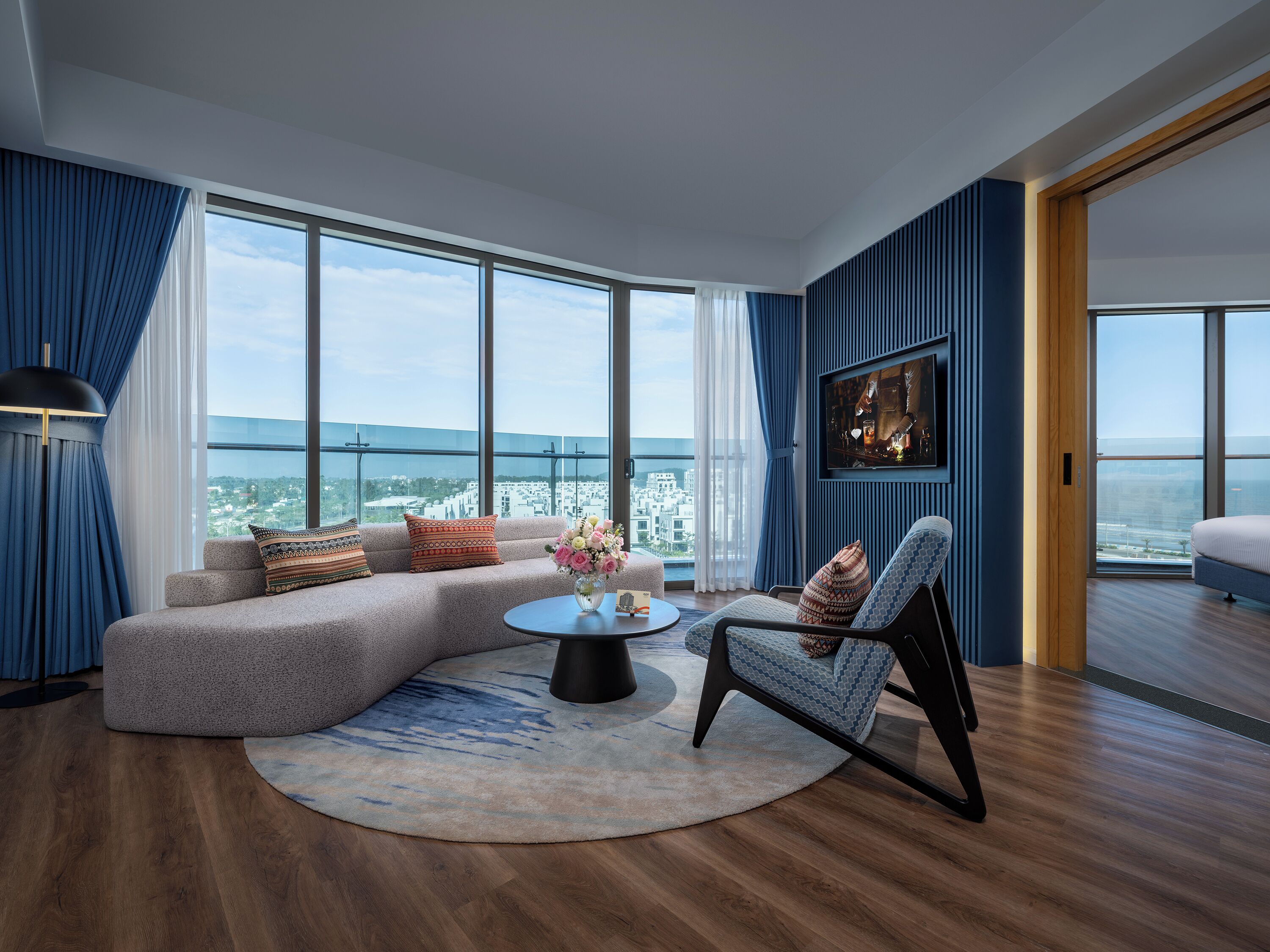 Executive Suite, Ocean View | Desk, blackout curtains, soundproofing, free WiFi