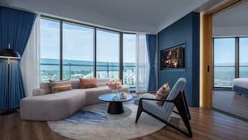 Escritorio, cortinas blackout, sistema de insonorización y wifi gratis