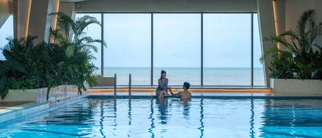 2 innendørsbassenger