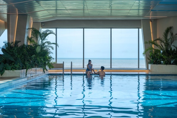 2 indoor pools