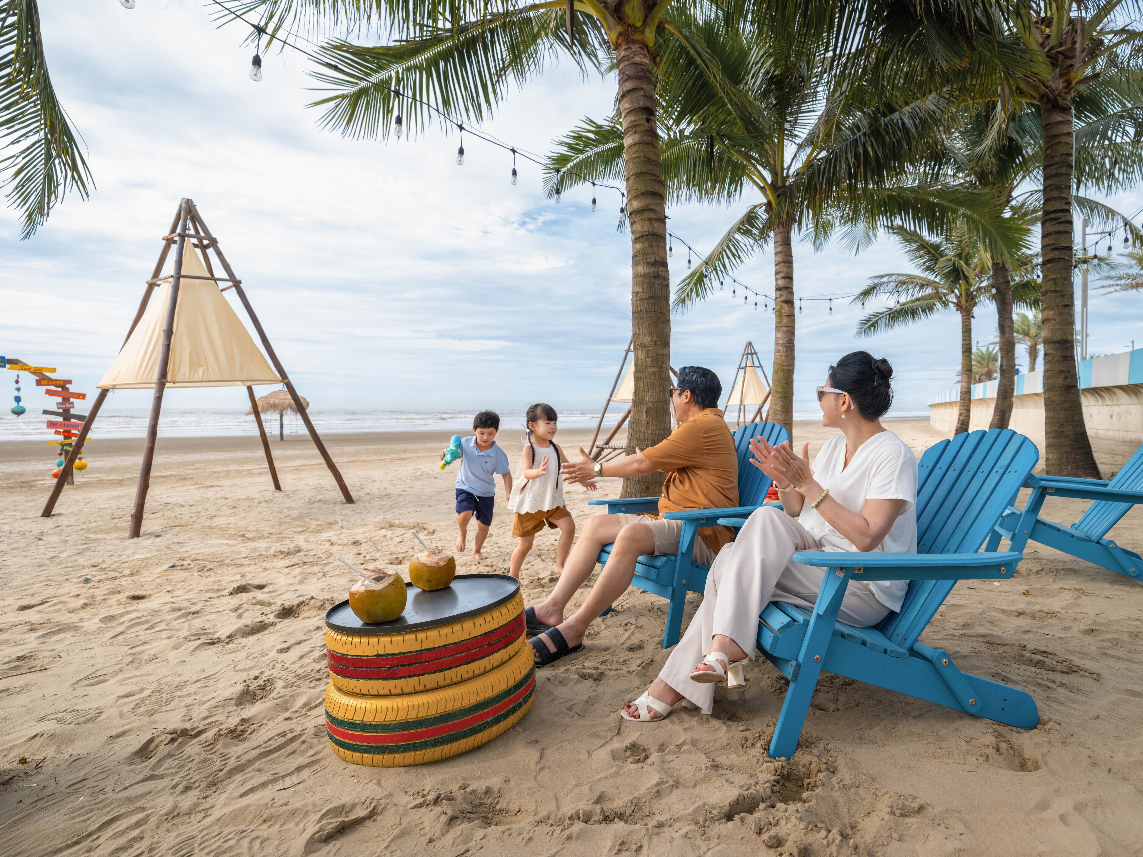 On the beach, free beach shuttle, beach bar