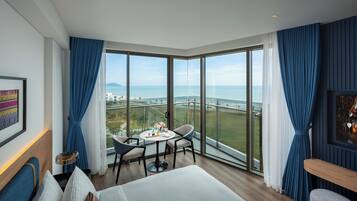 Camera Grand, vista oceano (Deluxe) | Una scrivania, tende oscuranti, insonorizzazione, Wi-Fi gratuito