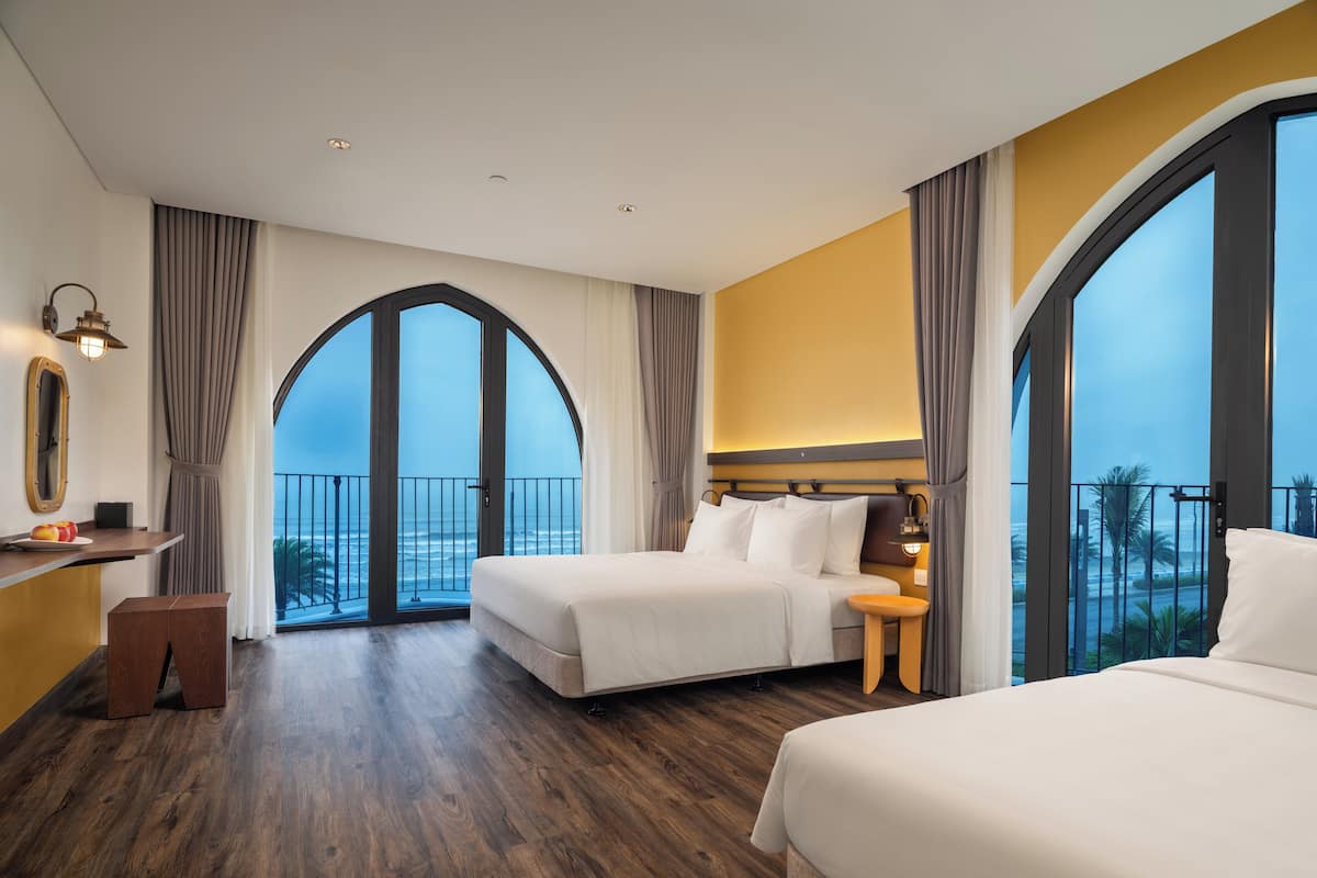 Phòng 3 Deluxe, quang cảnh biển | Bàn, màn/rèm cản sáng, phòng cách âm