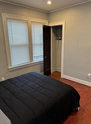 2 habitaciones, tabla de planchar con plancha, wifi y ropa de cama 