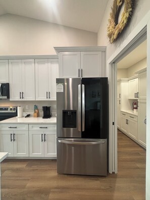 Geladeira, micro-ondas, fogão, cooktop