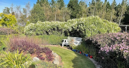 Country Getaway - Studio room with Ensuite in seven-acre landscaped gardens.