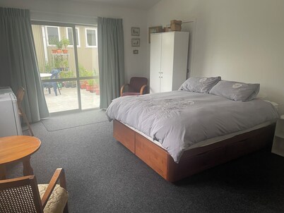 Country Getaway - Studio room with Ensuite in seven-acre landscaped gardens.