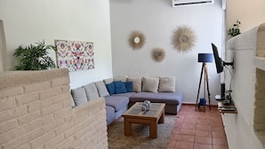 Ein Wohnzimmer mit einer Couch, einem Couchtisch und Wanddekoration.