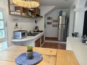 Frigorifero, microonde, piano cottura, macchina per tè/caffè