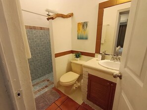 Ein Badezimmer mit Toilette, Waschbecken und Dusche.