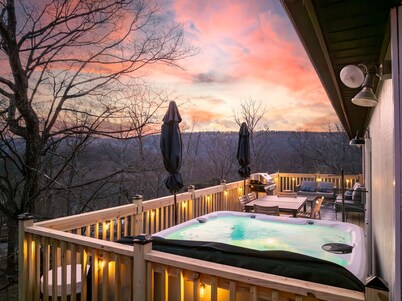 Secluded WV Retreat Hot Tub, Fire Pit & Kayaks