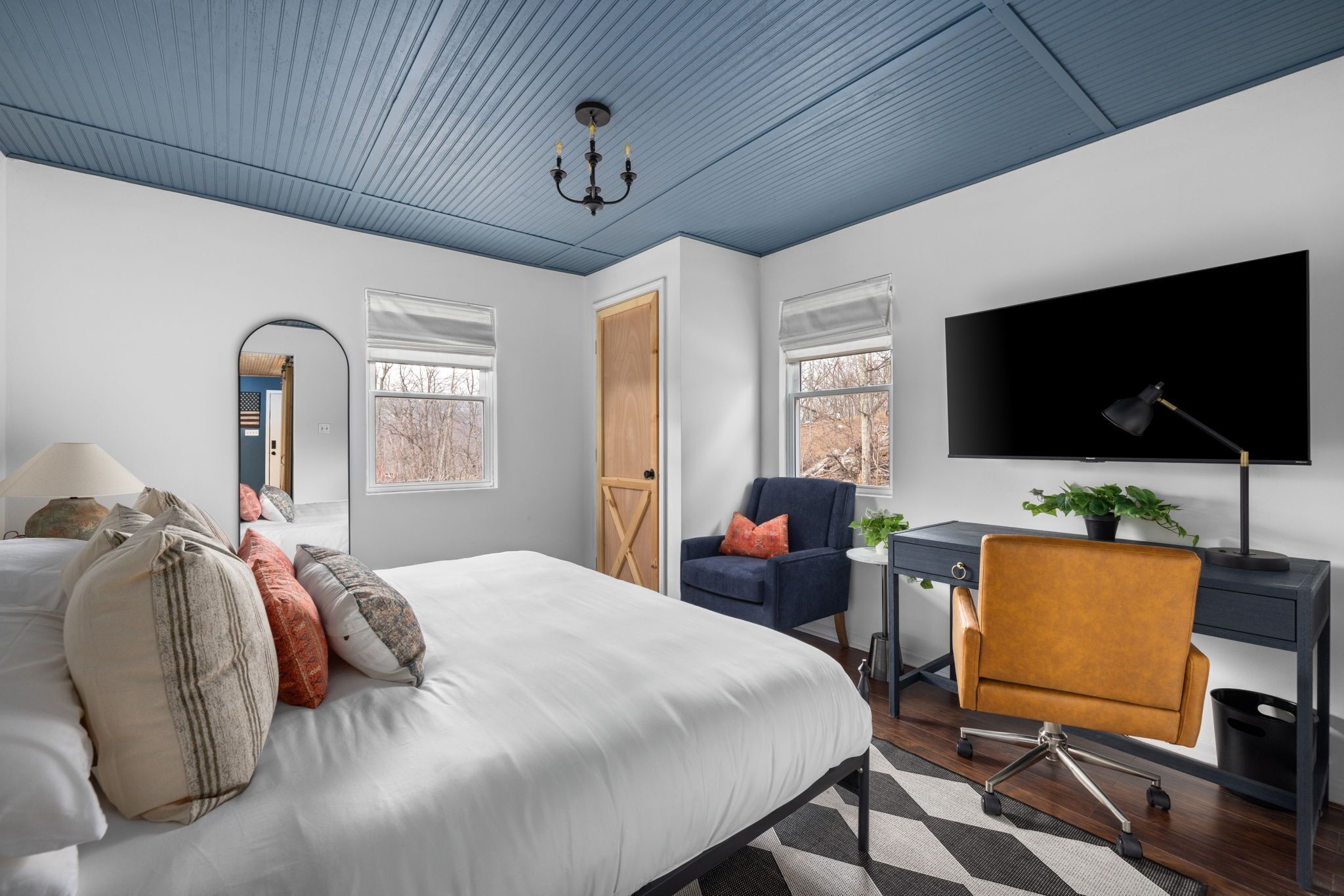 2 bedrooms, desk, iron/ironing board, travel crib