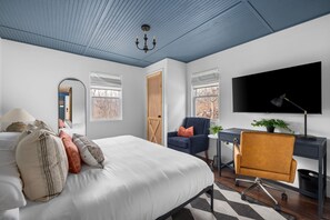 2 dormitorios, escritorio, tabla de planchar con plancha y cuna de viaje