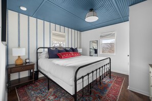 2 chambres, bureau, fer et planche à repasser, lit parapluie