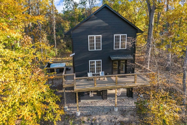 Modern treehouse retreat with forest backdrop and peaceful views, perfect for a family getaway.