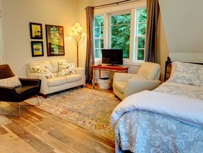 1 bedroom, iron/ironing board, free WiFi, bed sheets - The Nest- A Peaceful Apartment near the Willamette River (Milwaukie)