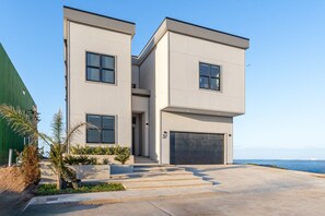 Exterior - NEW Luxury 4,000 SF Waterfront Home, With Pool, Sleeps 20 (Port Isabel)