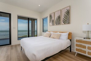 5 bedrooms, desk, travel crib, free WiFi - NEW Luxury 4,000 SF Waterfront Home, With Pool, Sleeps 20 (Port Isabel)