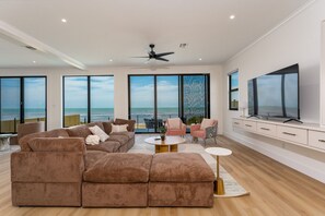 Smart-TV, Kamin, Arbeitsbereiche