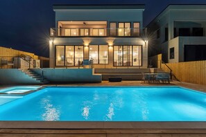 A heated pool - NEW Luxury 4,000 SF Waterfront Home, With Pool, Sleeps 20 (Port Isabel)