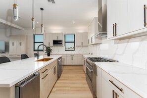 Fridge, microwave, oven, stovetop - NEW Luxury 4,000 SF Waterfront Home, With Pool, Sleeps 20 (Port Isabel)