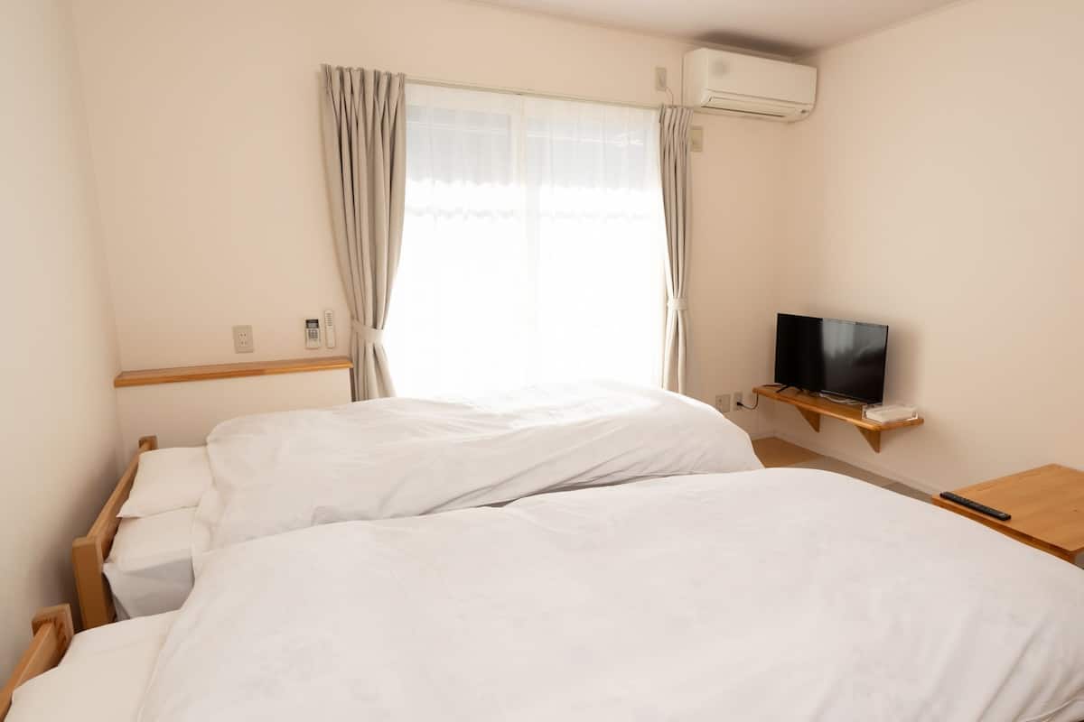 Free WiFi, bed sheets