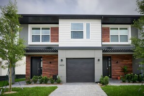 Exterior - Sunshine Magic 4BD Home with Pool Near Parks (Kissimmee)