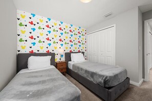 4 chambres, bureau, fer et planche à repasser, lit de bébé portatif