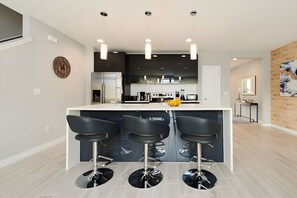 Fridge, microwave, oven, stovetop - Sunshine Magic 4BD Home with Pool Near Parks (Kissimmee)