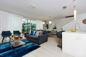 TV - Sunshine Magic 4BD Home with Pool Near Parks (Kissimmee)