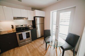 Private kitchen - Stylish 1-Bedroom Downtown Winnipeg with Gym (Winnipeg)