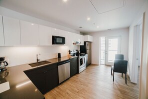 Private kitchen - Stylish 1-Bedroom Downtown Winnipeg with Gym (Winnipeg)