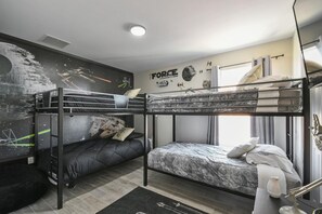 6 bedrooms, iron/ironing board, WiFi, bed sheets