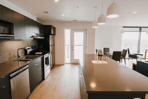 Private kitchen - Chic Retreat w/Balcony in the Heart of Winnipeg (Winnipeg)