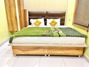 Desk, laptop workspace, iron/ironing board, free WiFi - shree Ghanshyam palace (Nivari)