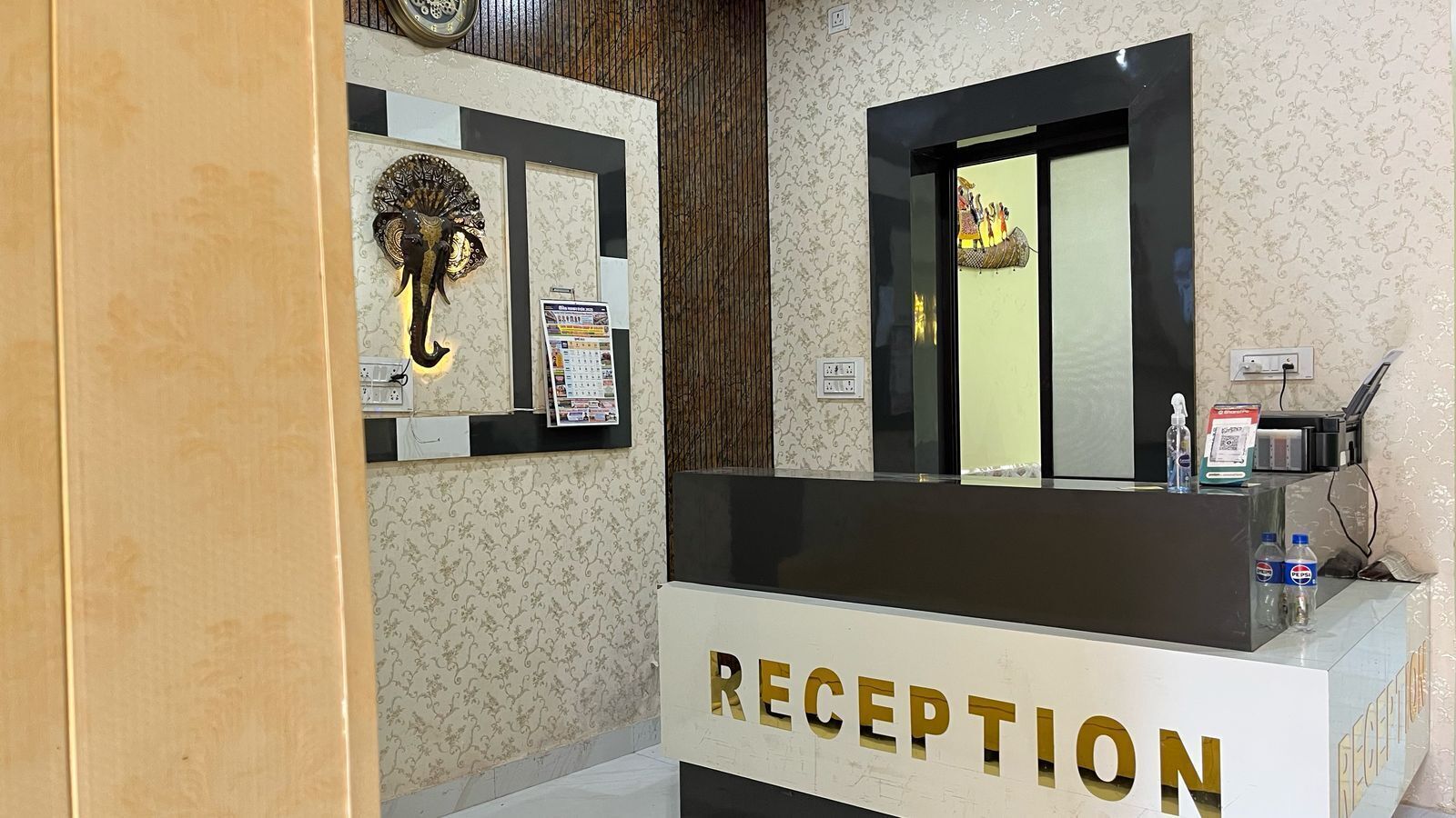 Un área de recepción con mostrador identificado con la leyenda 