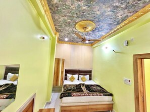 Desk, laptop workspace, iron/ironing board, free WiFi - shree Ghanshyam palace (Nivari)