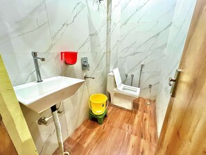 Shower, free toiletries, hair dryer, slippers - shree Ghanshyam palace (Nivari)
