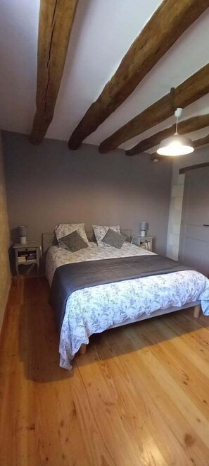 2 slaapkamers, een strijkplank/strijkijzer, gratis wifi, beddengoed