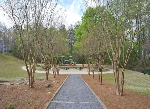 Charming 2-bedroom apartment with AC, WiFi in nice Kennesaw