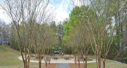 Charming 2-bedroom apartment with AC, WiFi in nice Kennesaw