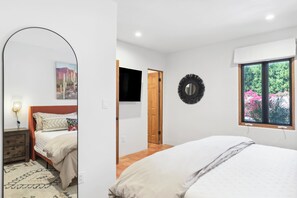 4 chambres, bureau, fer et planche à repasser, lit de bébé portatif