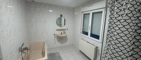 Sèche-cheveux, serviettes fournies, savon, papier toilette