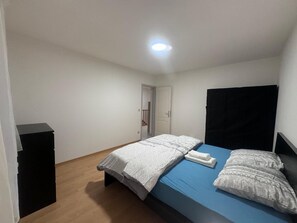 5 habitaciones, tabla de planchar con plancha, wifi y ropa de cama