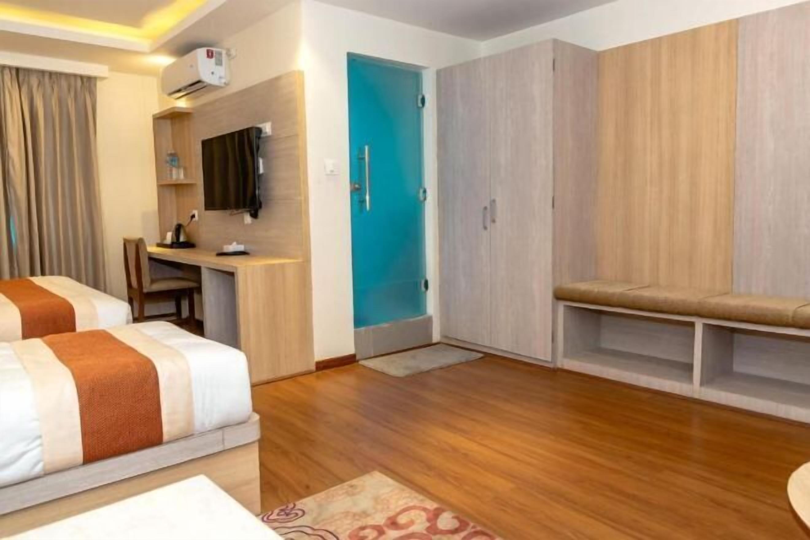 Dilengkapkan perabot secara berasingan, meja, ruang kerja komputer riba 