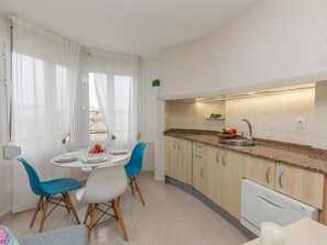 Fridge, microwave, dishwasher, cookware/dishes/utensils - Apartment Promar by Interhome (La Pineda)